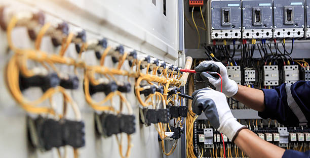 Professional Electrician technician working in Northlake, IL